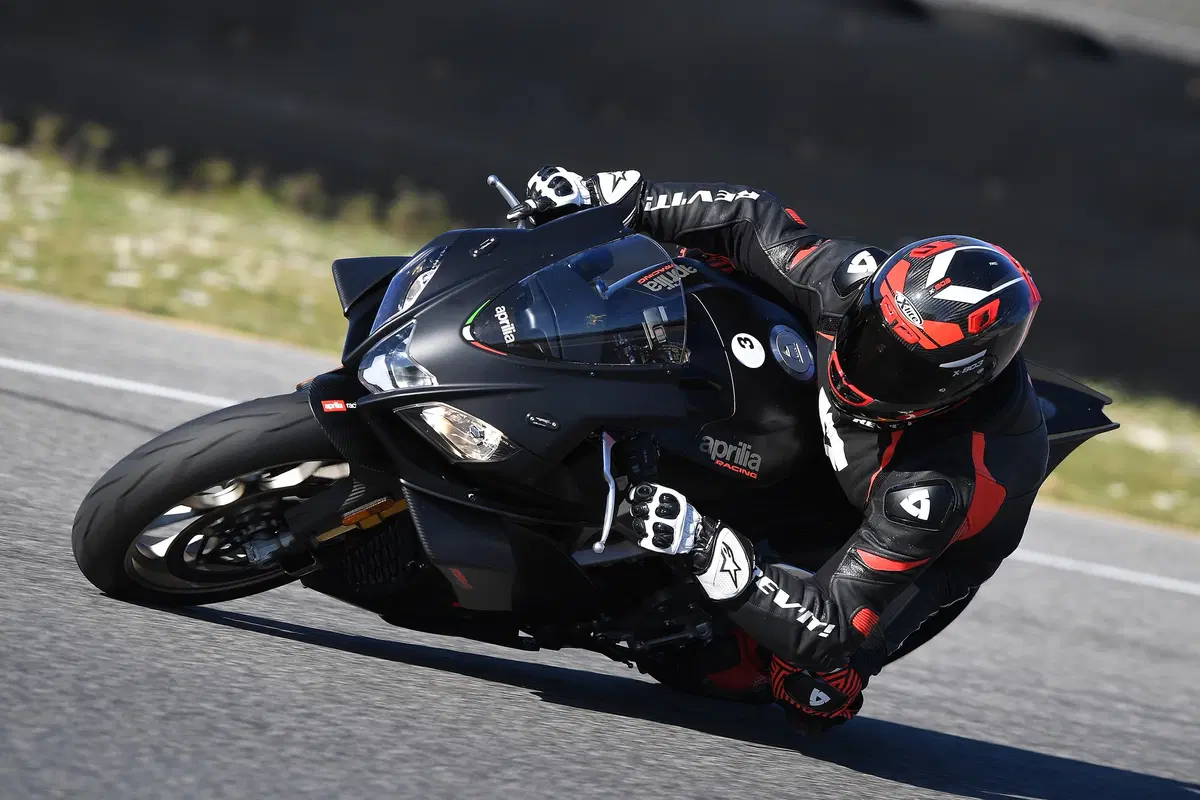 Aprilia RSV4 1100 Factory 2019. Missile ...con le ali (9)