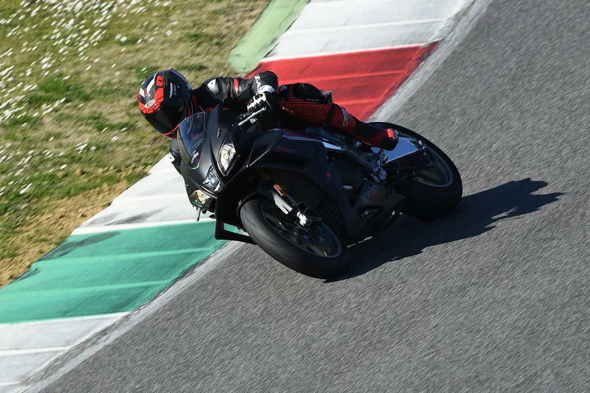 Aprilia RSV4 1100 Factory 2019. Missile ...con le ali (11)