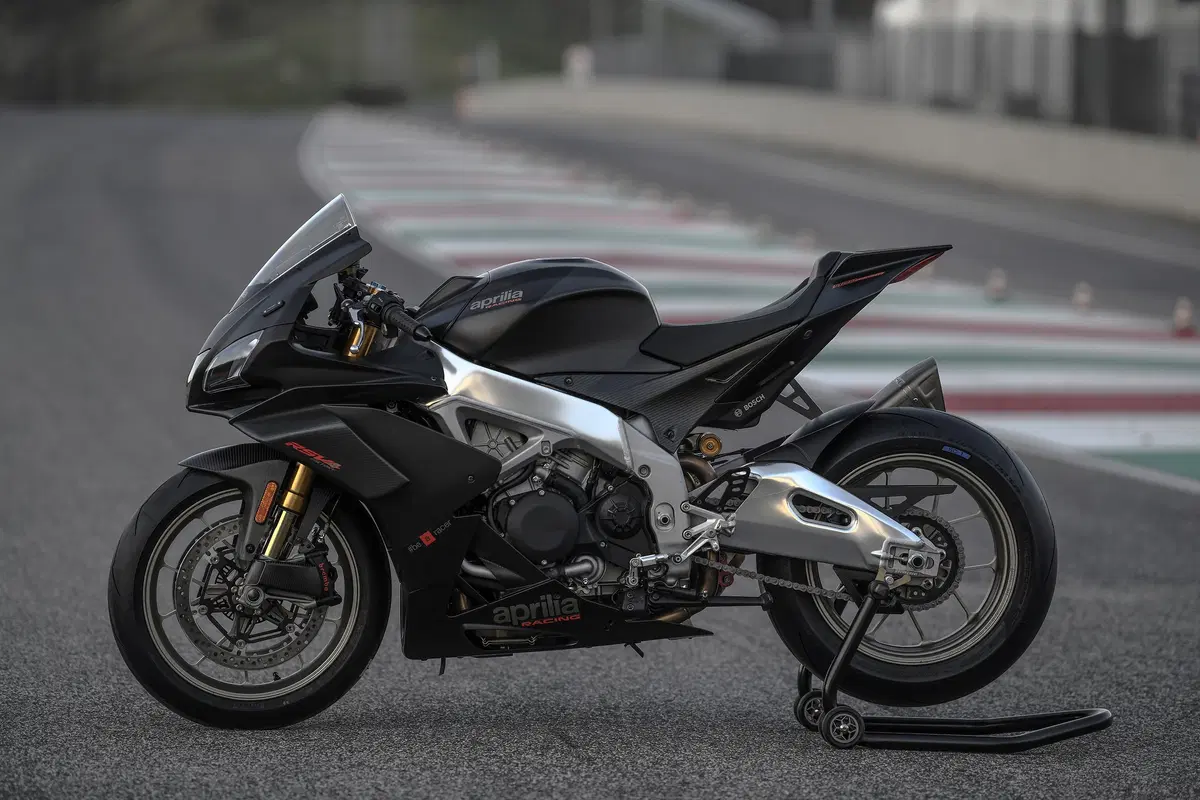 Aprilia RSV4 1100 Factory 2019. Missile ...con le ali (12)