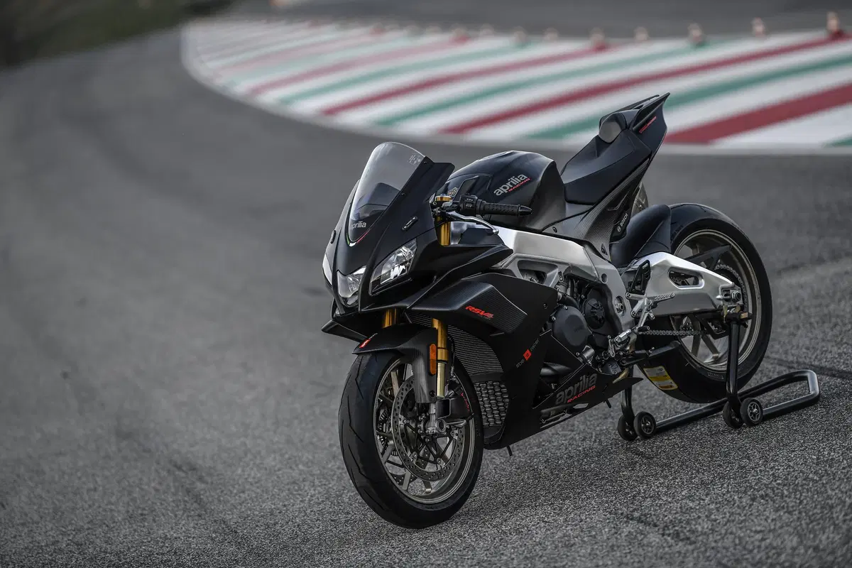 Aprilia RSV4 1100 Factory 2019. Missile ...con le ali (14)