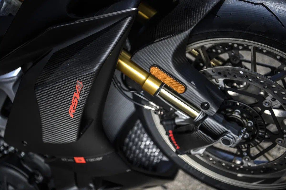 Aprilia RSV4 1100 Factory 2019. Missile ...con le ali (23)