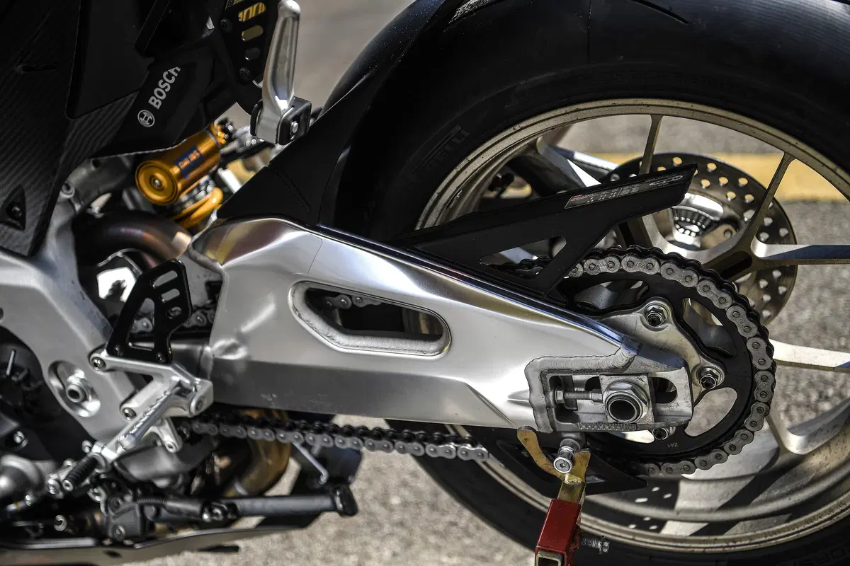 Aprilia RSV4 1100 Factory 2019. Missile ...con le ali (24)