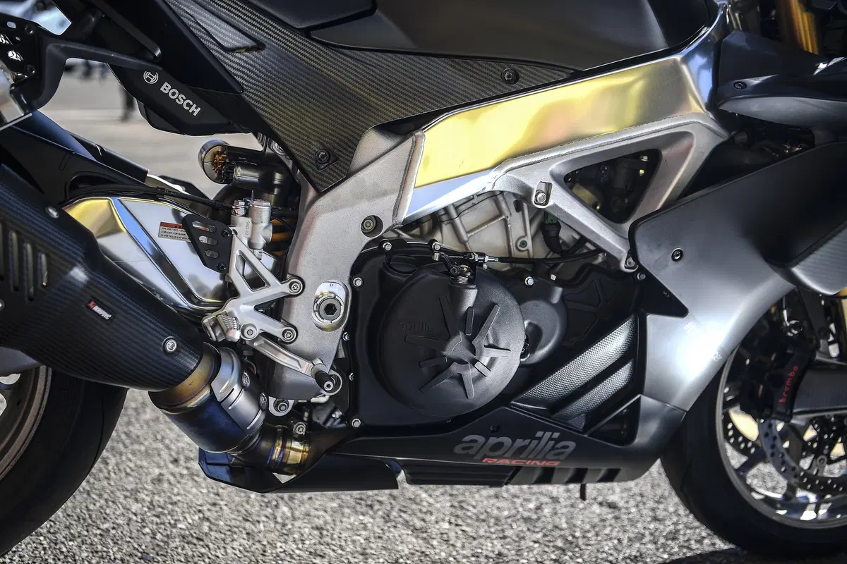 Aprilia RSV4 1100 Factory 2019. Missile ...con le ali (25)