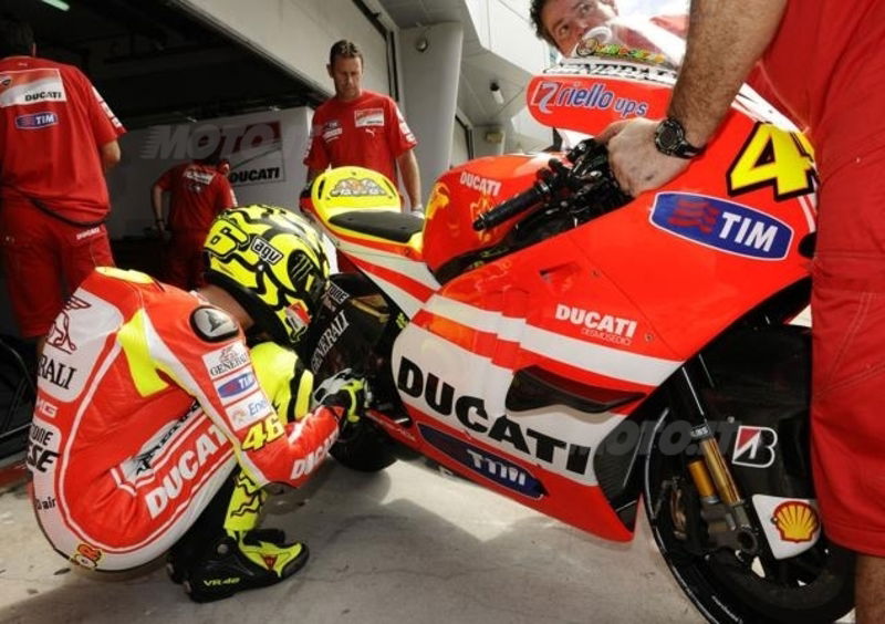 Valentino Rossi sulla Ducati: le prime foto del test di Sepang