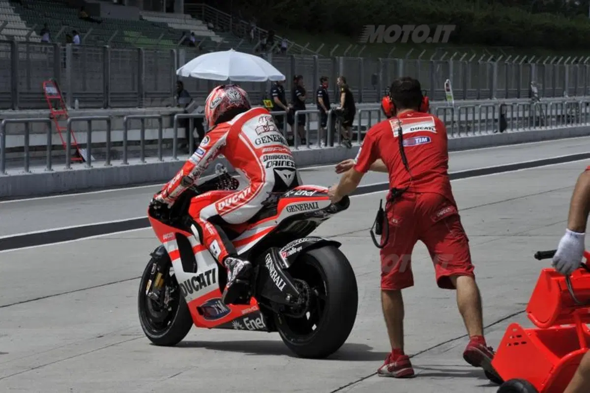 Valentino Rossi sulla Ducati: le prime foto del test di Sepang (3)