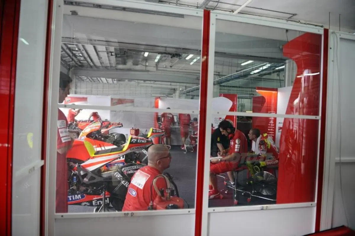 Valentino Rossi sulla Ducati: le prime foto del test di Sepang (14)
