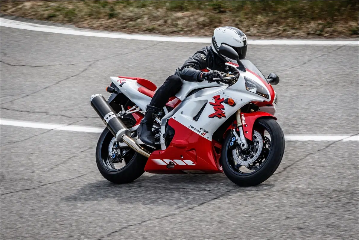 Yamaha R1 1998: test Youngtimer (4)