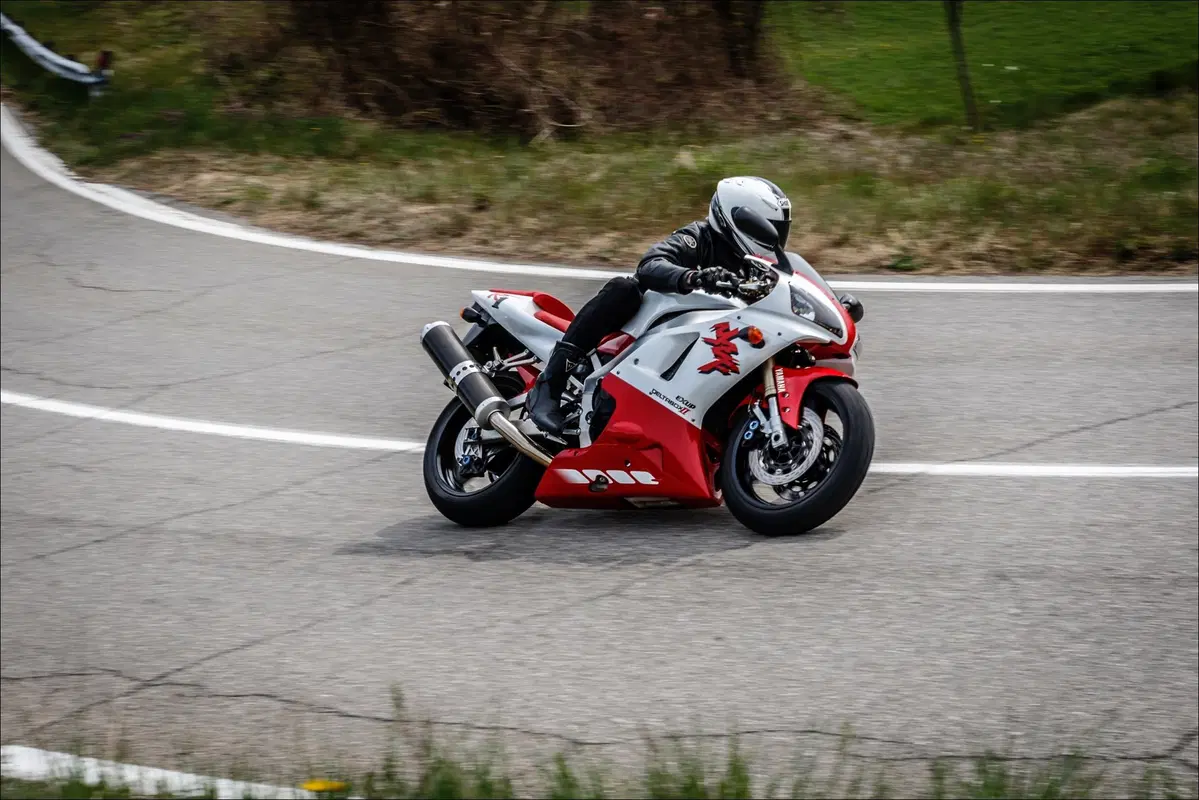 Yamaha R1 1998: test Youngtimer (6)