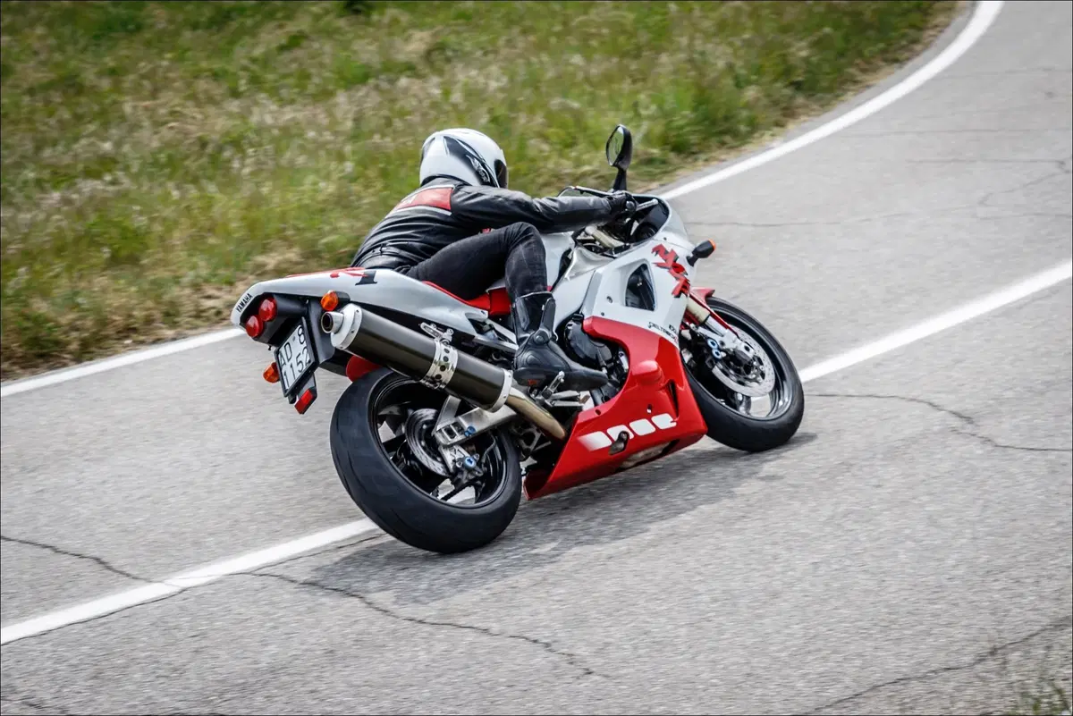 Yamaha R1 1998: test Youngtimer