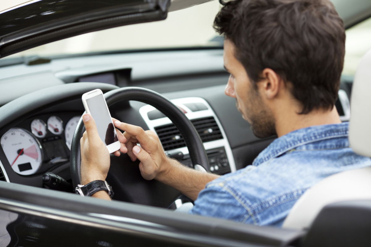 Codice Della Strada, sì ai 125 in autostrada e patente sospesa per la guida  al cellulare - News 