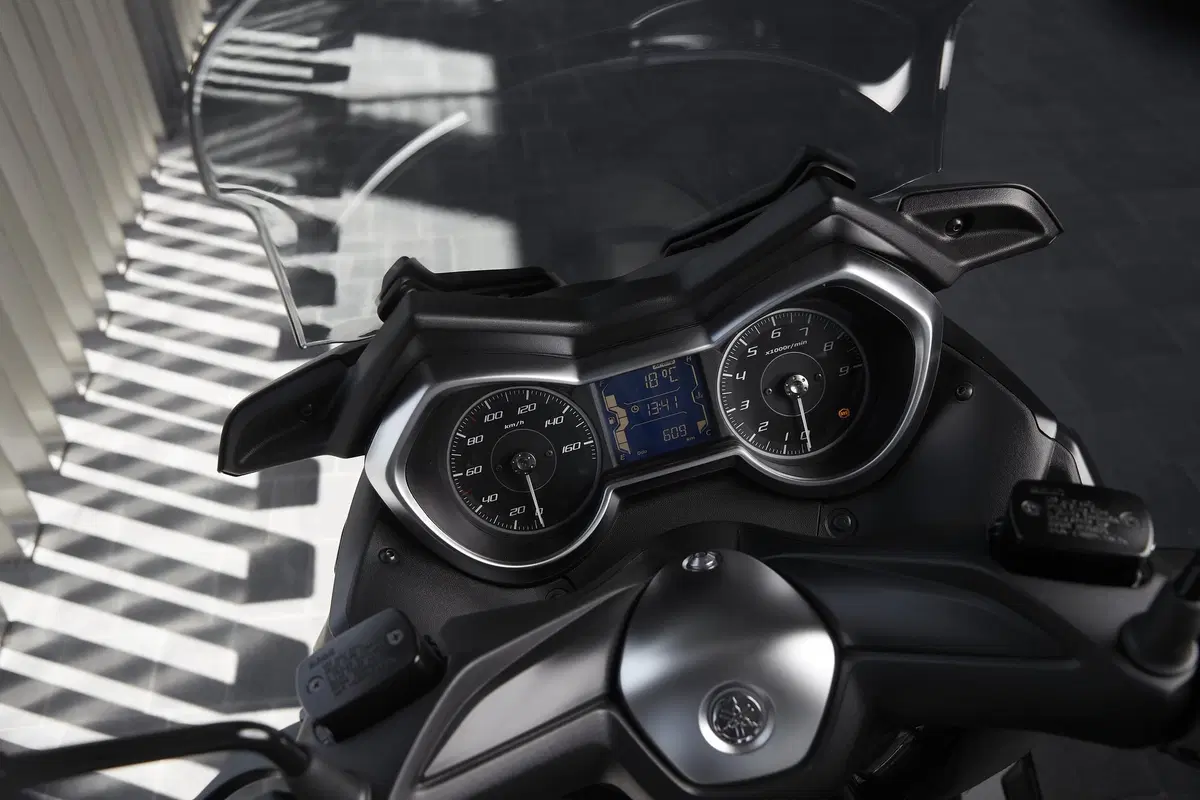 Yamaha XMAX Iron Max, TEST: ancora più stile e comfort (6)