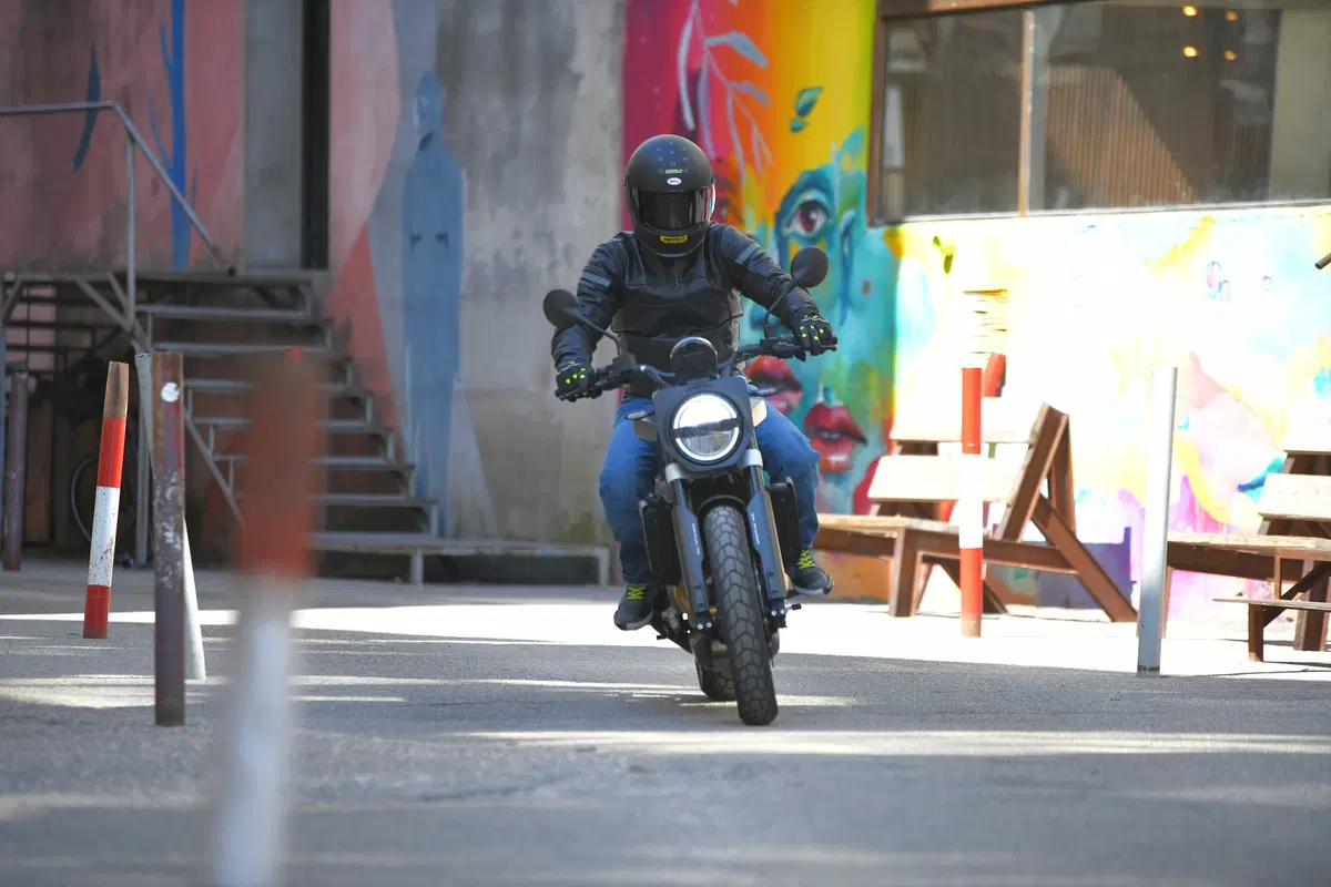 Husqvarna Svartpilen 701. Tremendamente divertente (4)