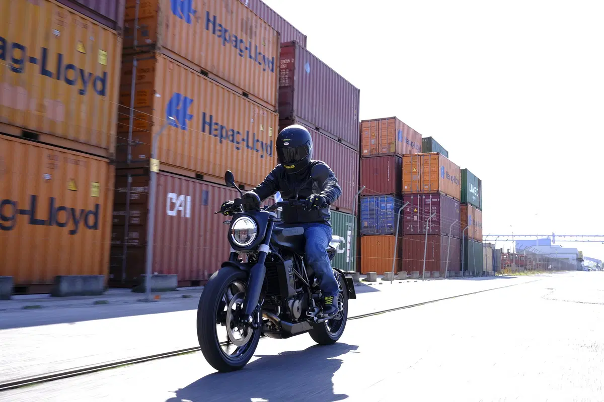 Husqvarna Svartpilen 701. Tremendamente divertente (18)