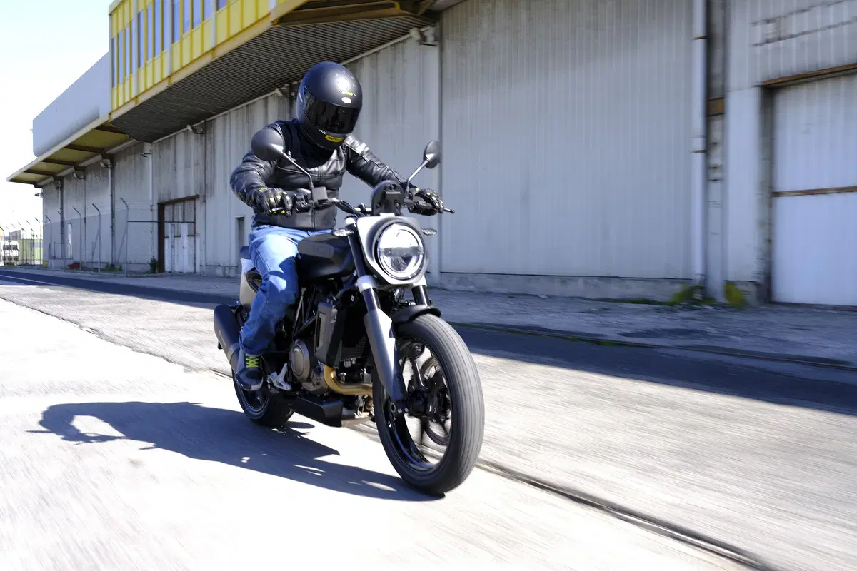 Husqvarna Svartpilen 701. Tremendamente divertente (22)