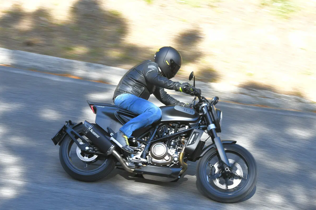 Husqvarna Svartpilen 701. Tremendamente divertente (11)