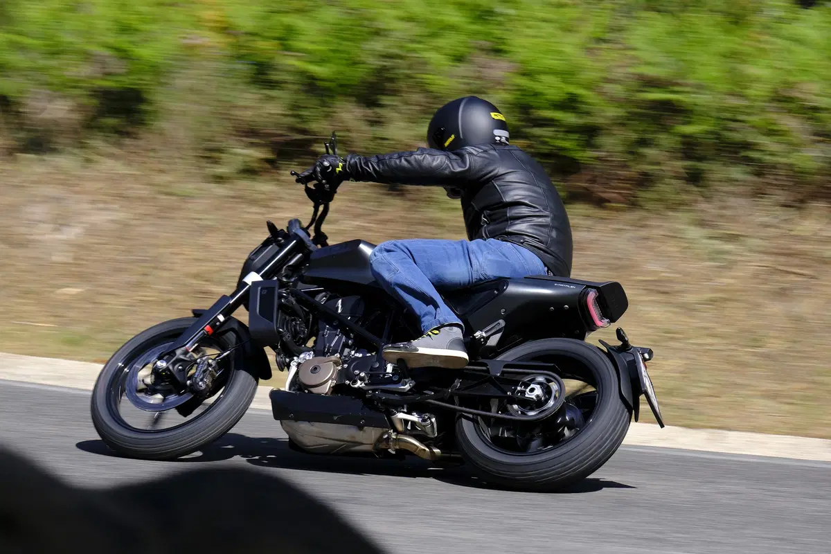 Husqvarna Svartpilen 701. Tremendamente divertente (16)