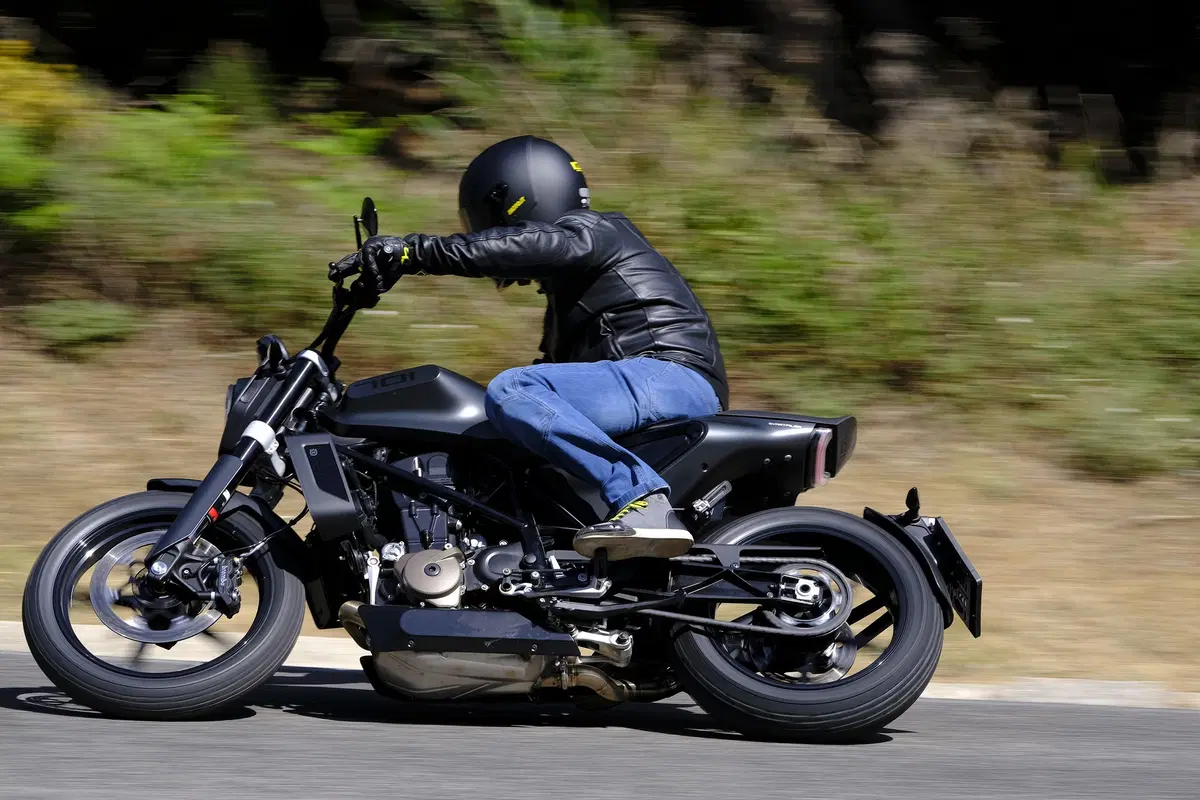 Husqvarna Svartpilen 701. Tremendamente divertente (14)