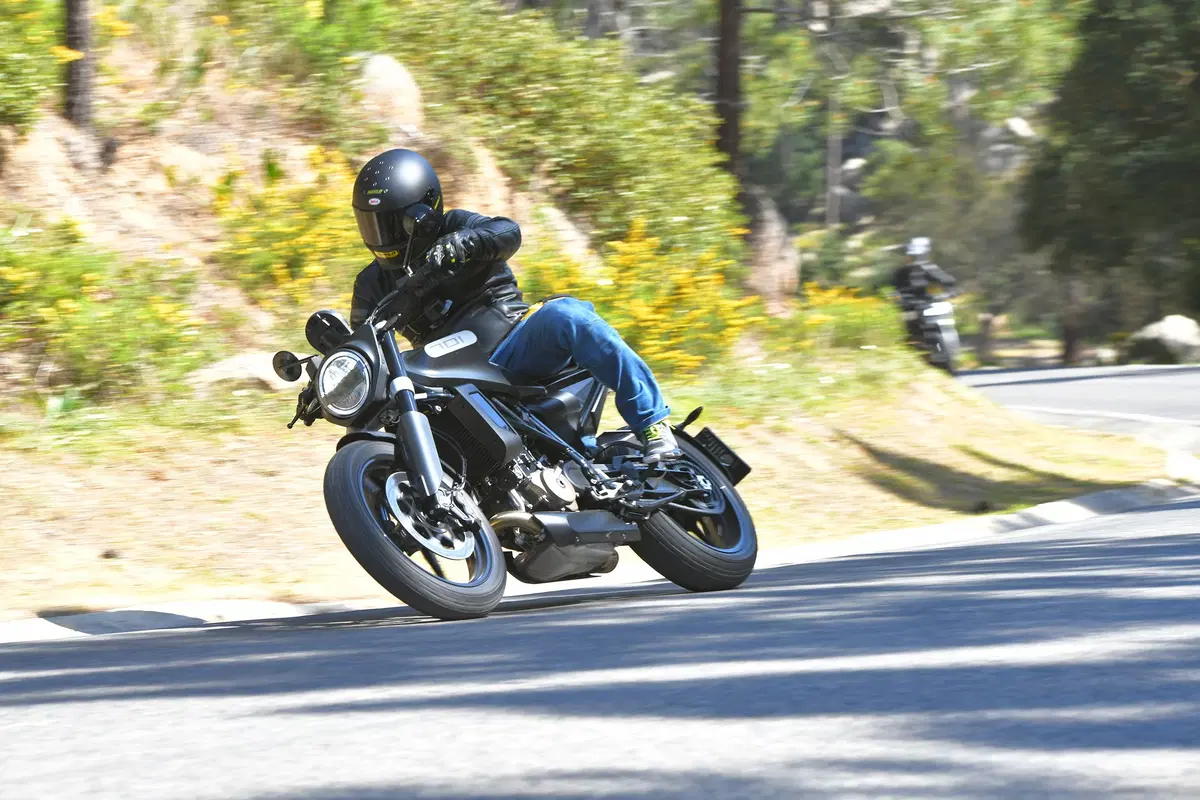 Husqvarna Svartpilen 701. Tremendamente divertente (2)