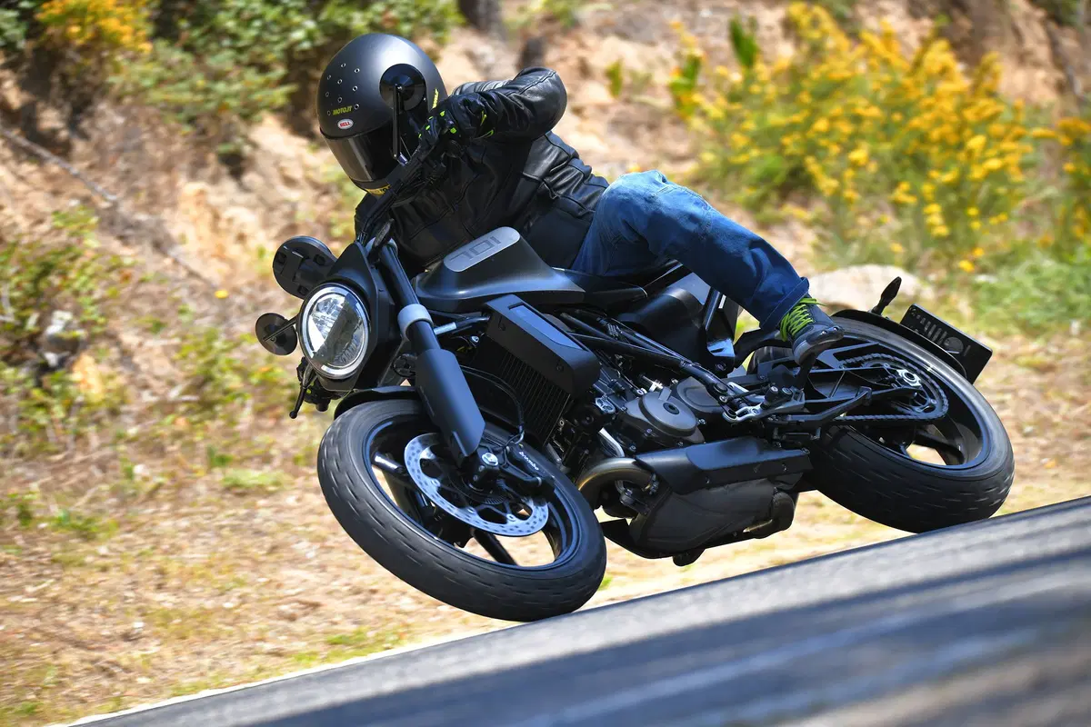 Husqvarna Svartpilen 701. Tremendamente divertente (6)
