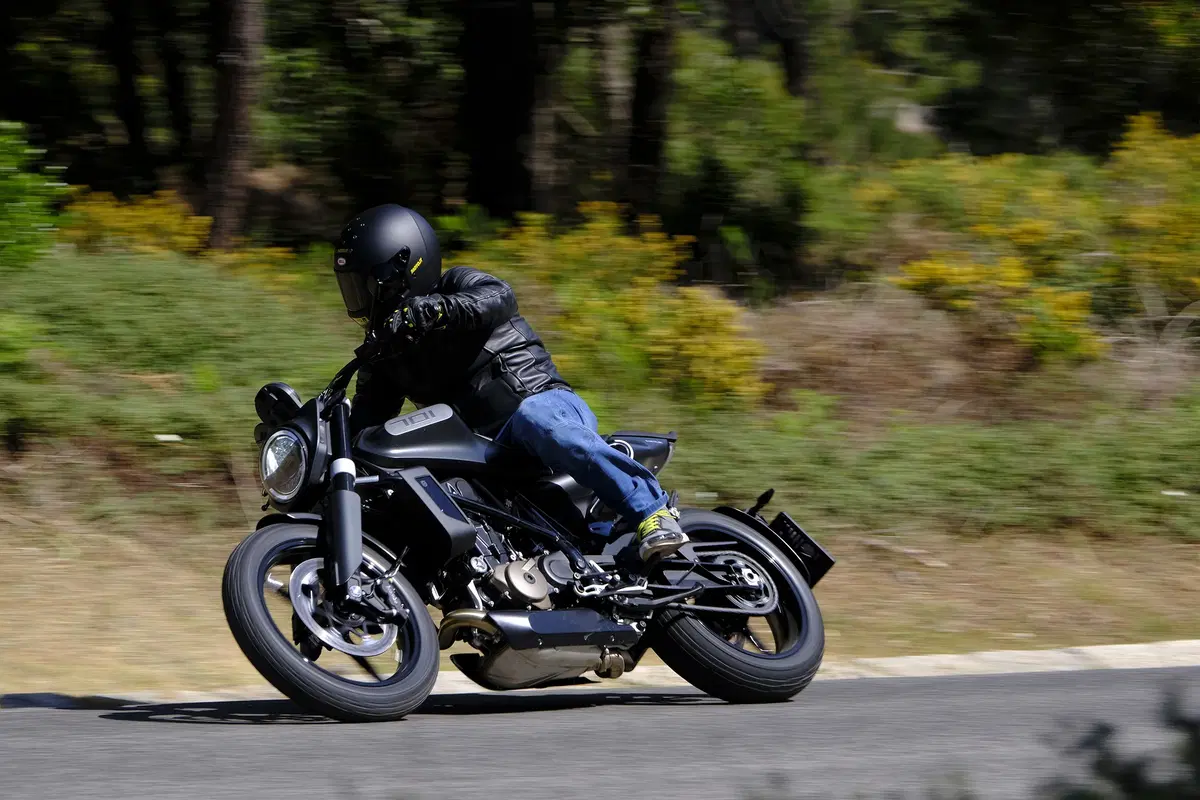 Husqvarna Svartpilen 701. Tremendamente divertente (3)