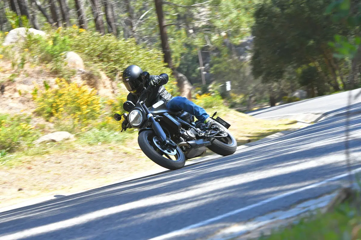 Husqvarna Svartpilen 701. Tremendamente divertente (9)
