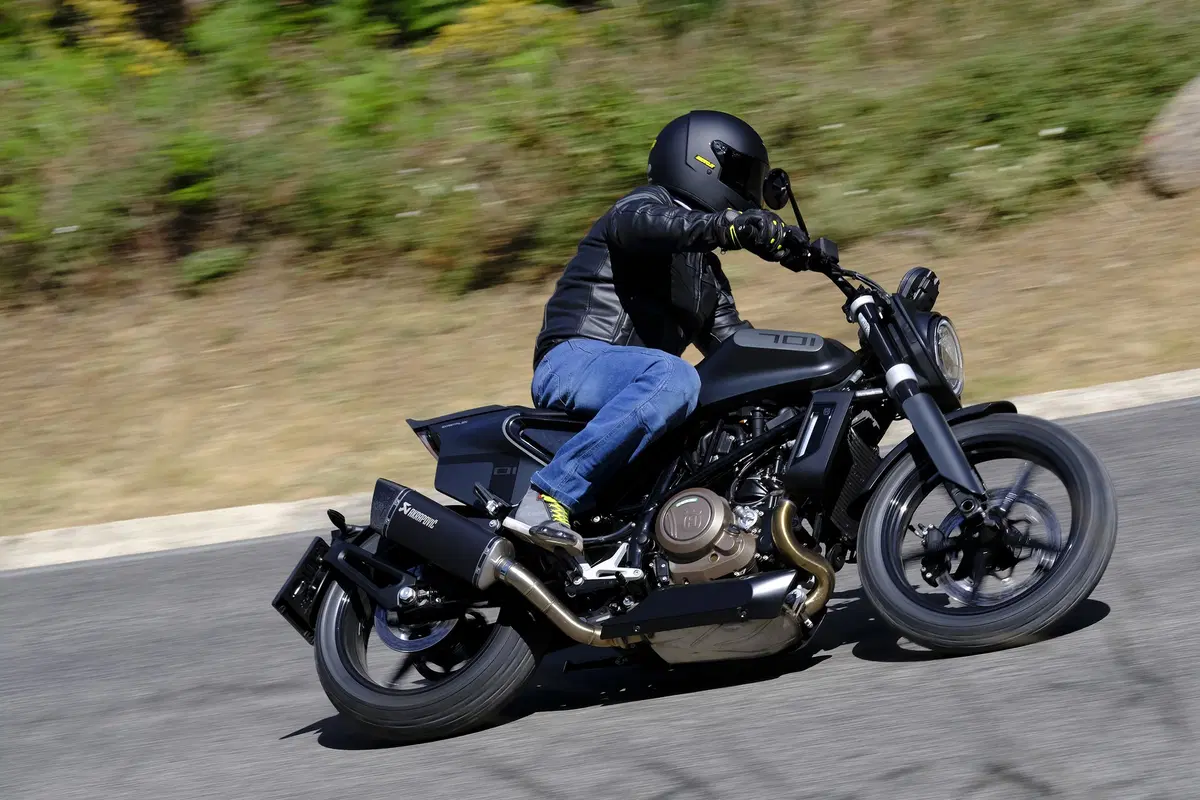 Husqvarna Svartpilen 701. Tremendamente divertente (24)