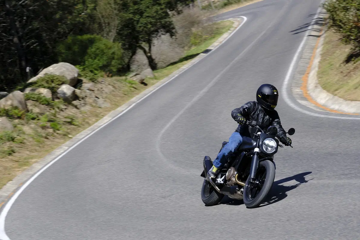 Husqvarna Svartpilen 701. Tremendamente divertente (25)
