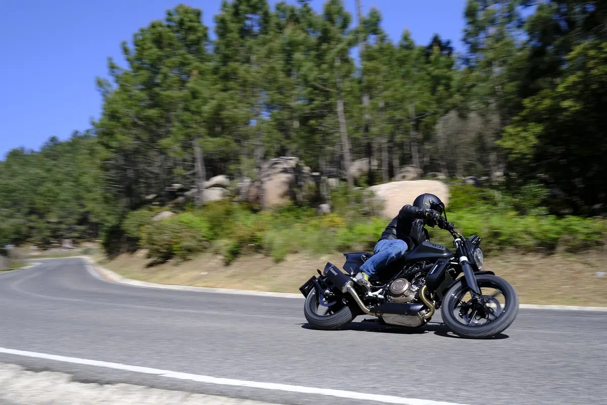 Husqvarna Svartpilen 701. Tremendamente divertente (8)
