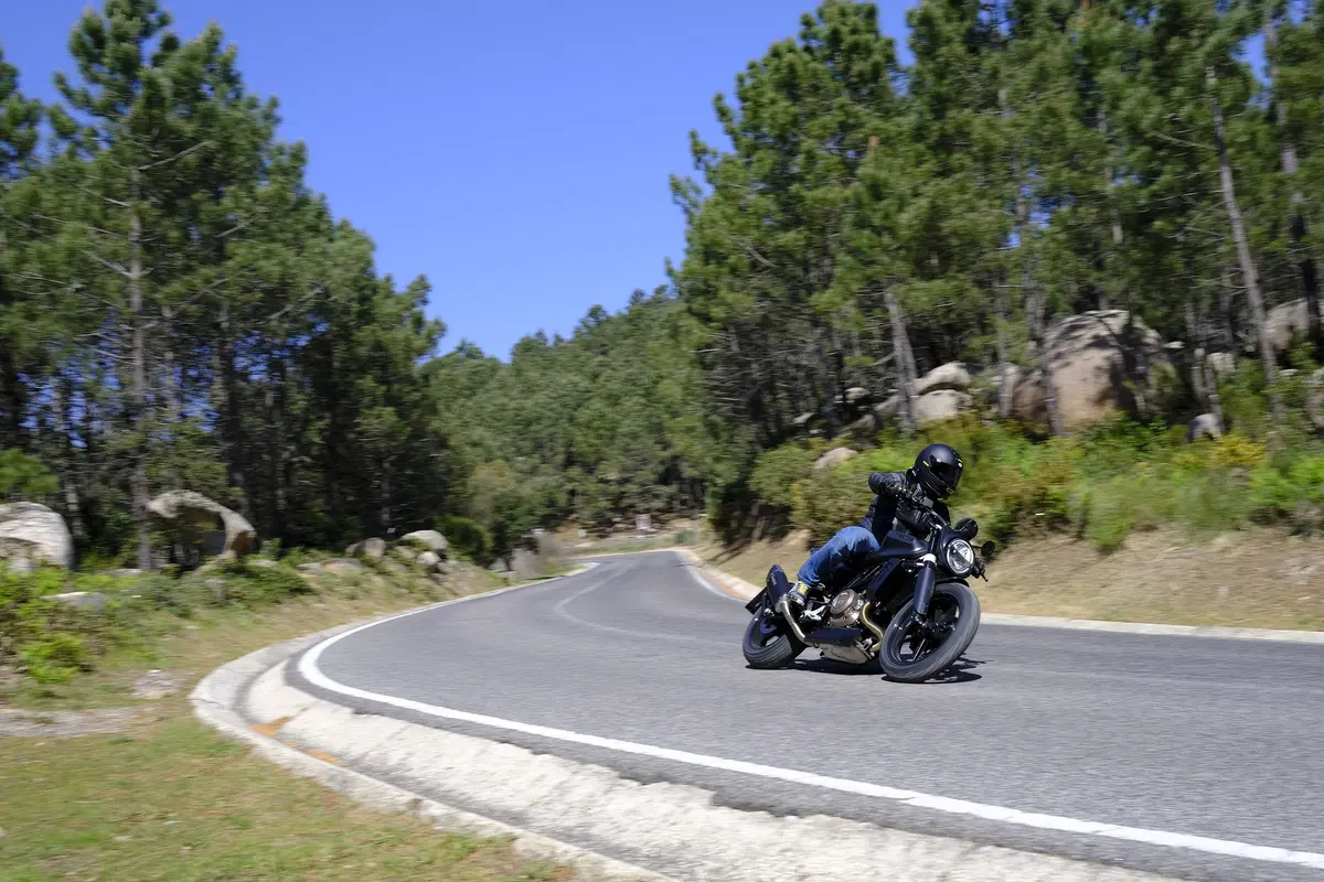 Husqvarna Svartpilen 701. Tremendamente divertente
