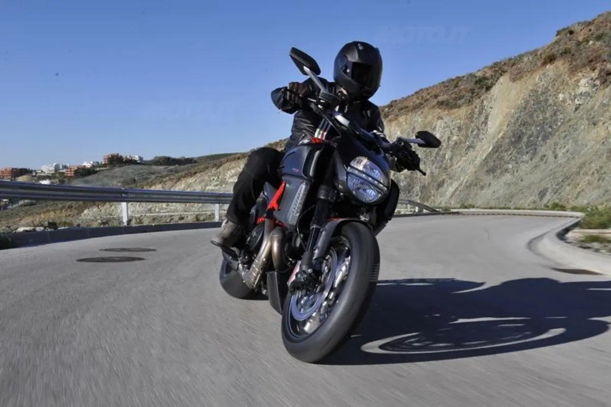 Ducati Diavel  (3)