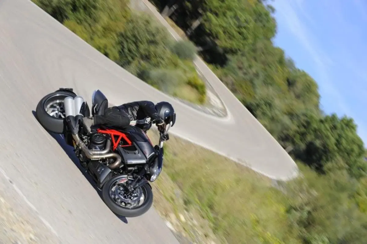 Ducati Diavel  (6)