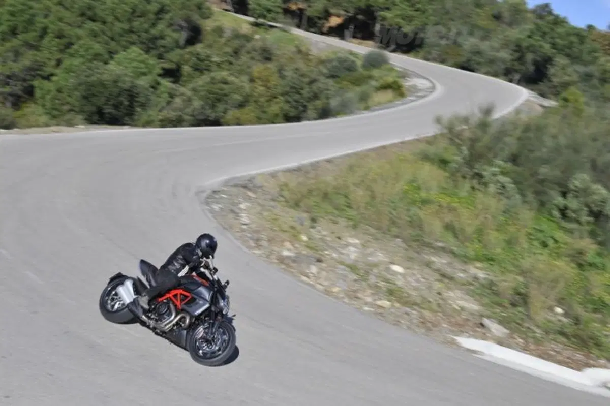 Ducati Diavel  (9)