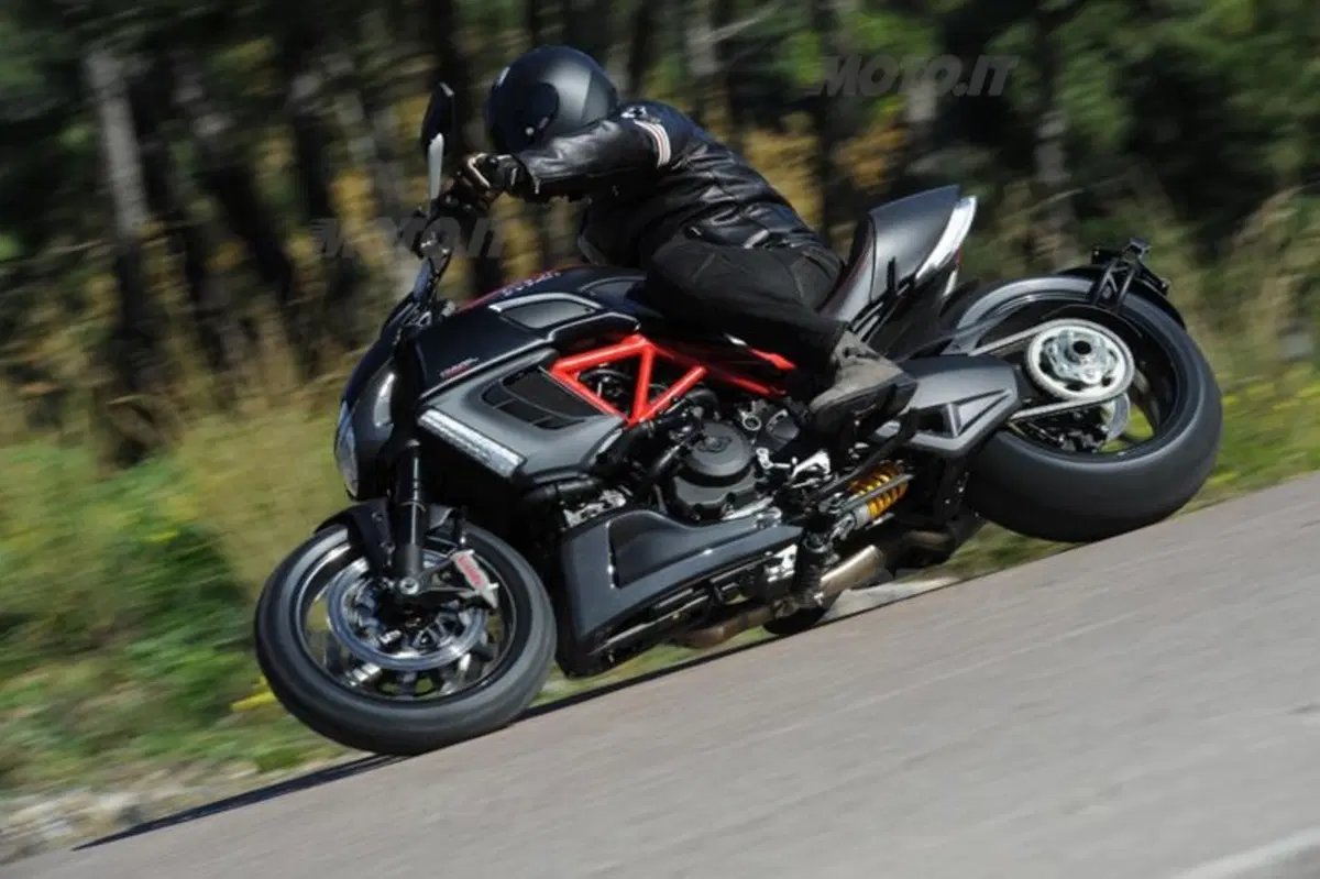 Ducati Diavel  (12)