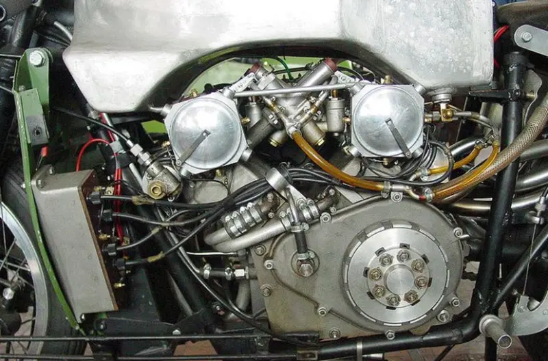 La splendida &ldquo;grande complicazione&rdquo; con l'intreccio dei carburatori e i due dispositivi d'accensione in primo piano