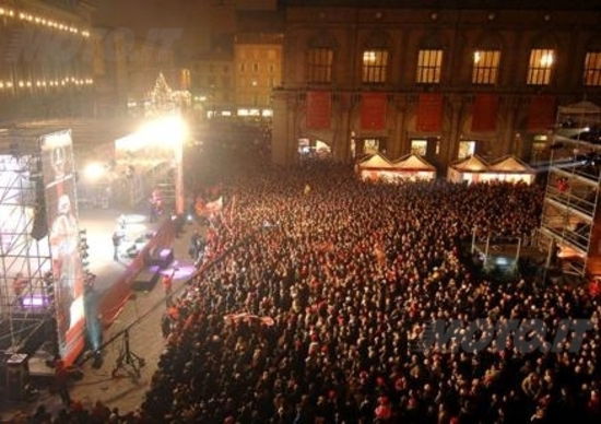 Rossi e Hayden in Piazza Maggiore a Bologna