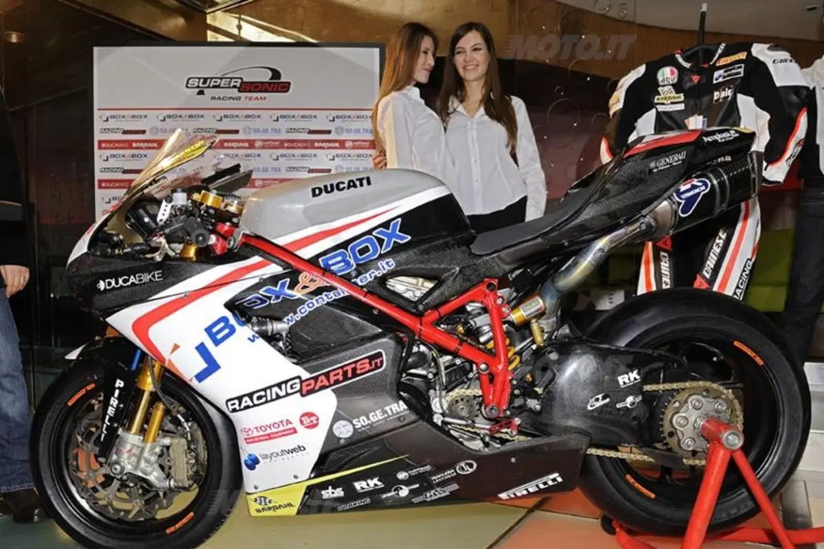 Mark Aitchison completa lo schieramento della SBK. Solo 21 moto al via  (5)