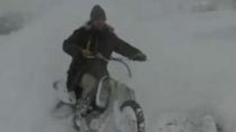 Rocco Siffredi sulla neve con la moto da cross