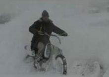 Rocco Siffredi sulla neve con la moto da cross