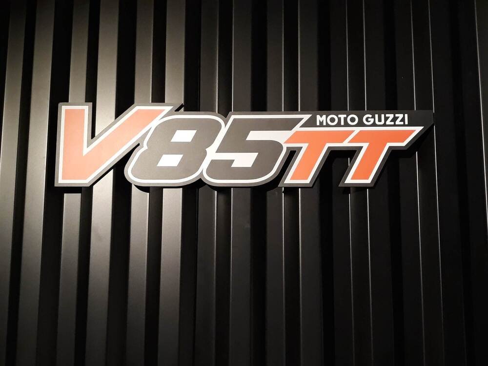 Moto Guzzi V85 TT Evocative Graphics (2021 - 23) (2)