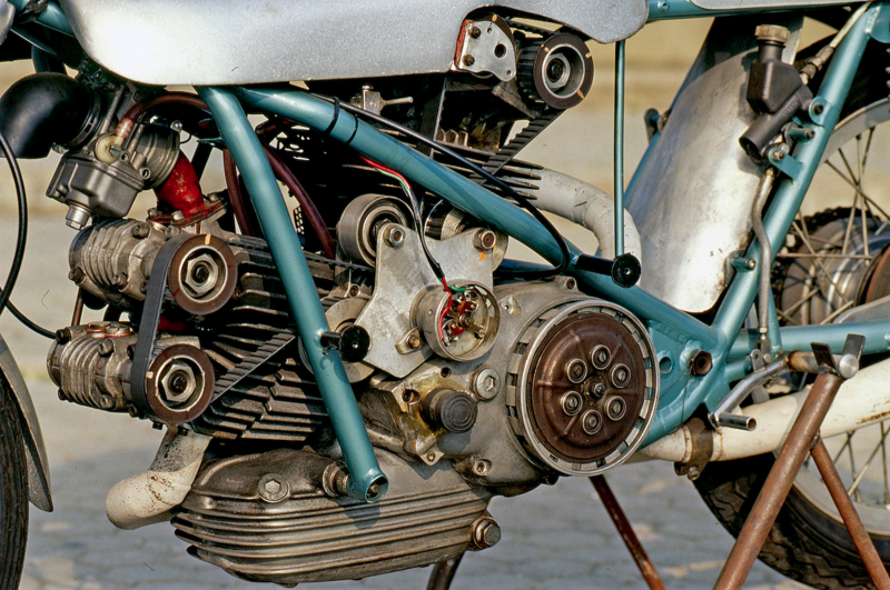 Nel 1972 il tecnico Renato Armaroli ha realizzato per la Ducati una versione del bicilindrico 500 da GP con quattro valvole per cilindro, teste bialbero (non desmo) e comando della distribuzione a cinghia dentata. Il condotto di aspirazione del cilindro verticale era rivolto anteriormente