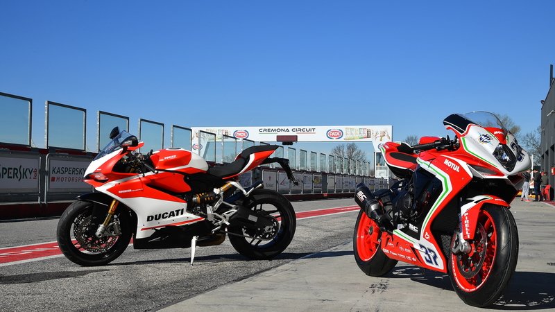 Ducati Panigale 959 Corse vs MV Agusta F3 800 RC. Medie per scelta