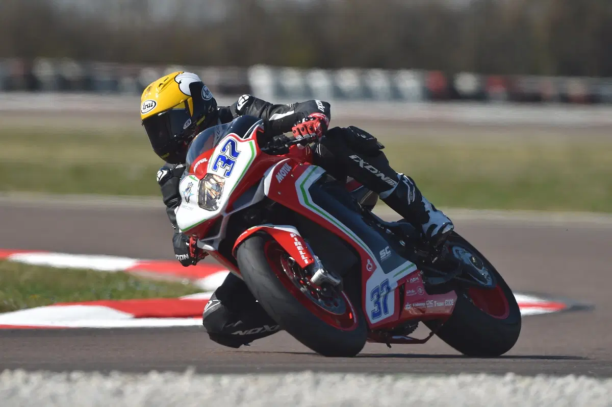 Ducati Panigale 959 Corse vs MV Agusta F3 800 RC. Medie per scelta