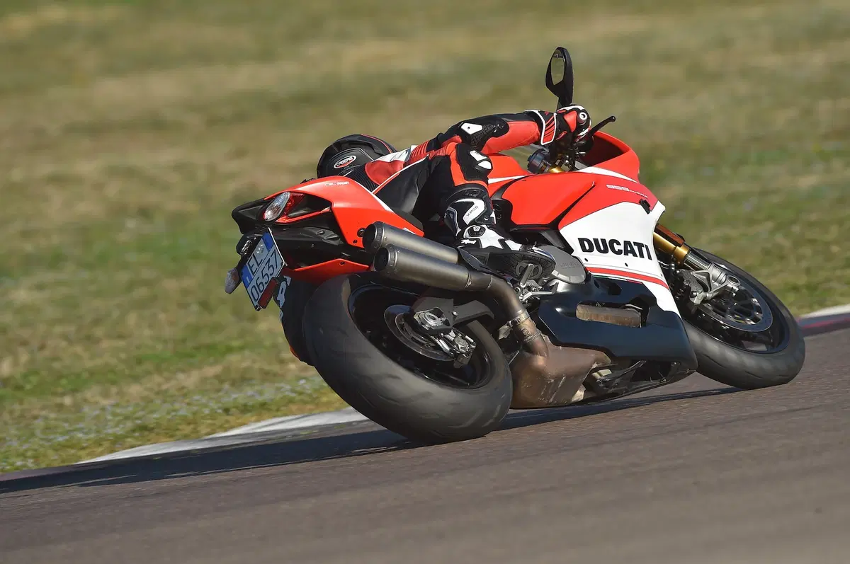 Ducati Panigale 959 Corse vs MV Agusta F3 800 RC. Medie per scelta