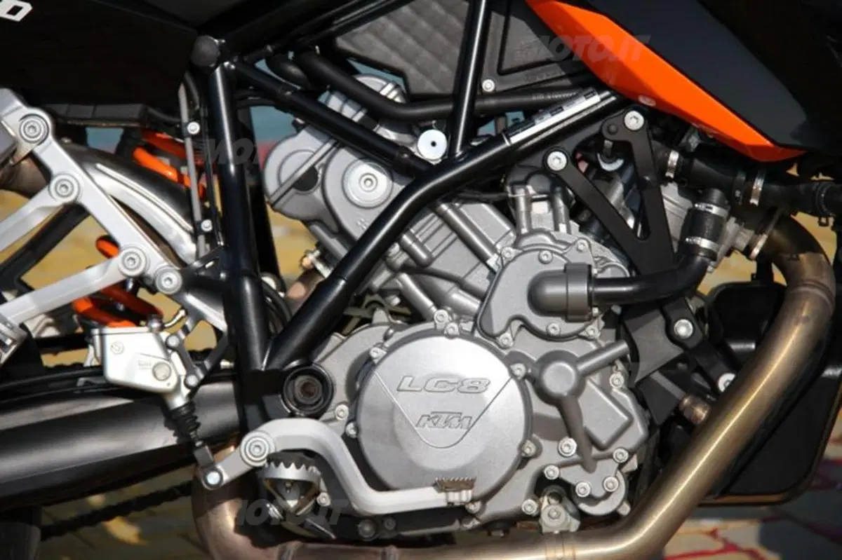 KTM 990 SMT  ABS  (30)