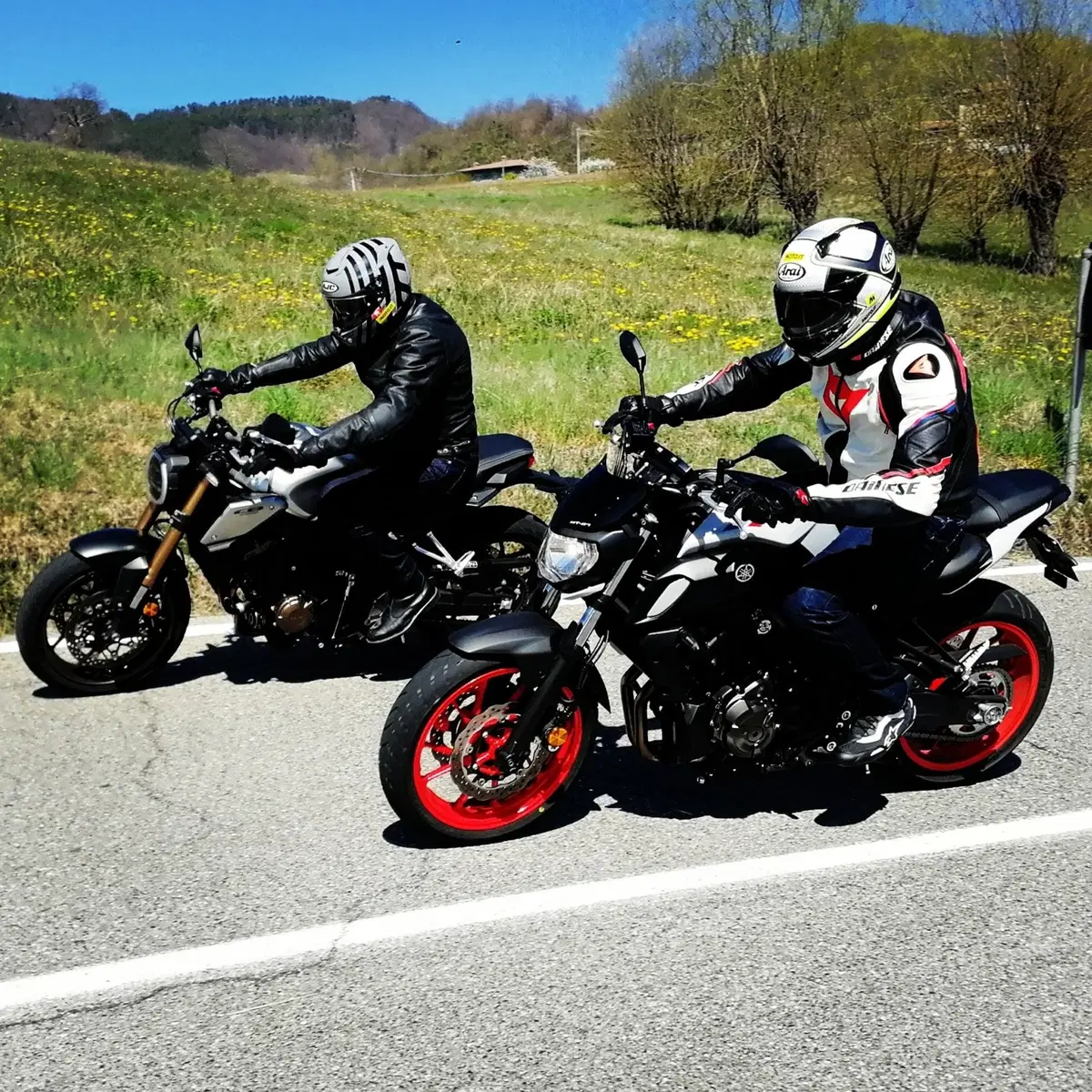 Honda CB650R vs Yamaha MT-07. Comparativa nude: 4 o 2 cilindri?