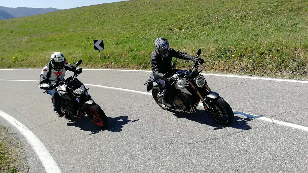 Honda CB650R vs Yamaha MT-07. Comparativa nude: 4 o 2 cilindri? (5)
