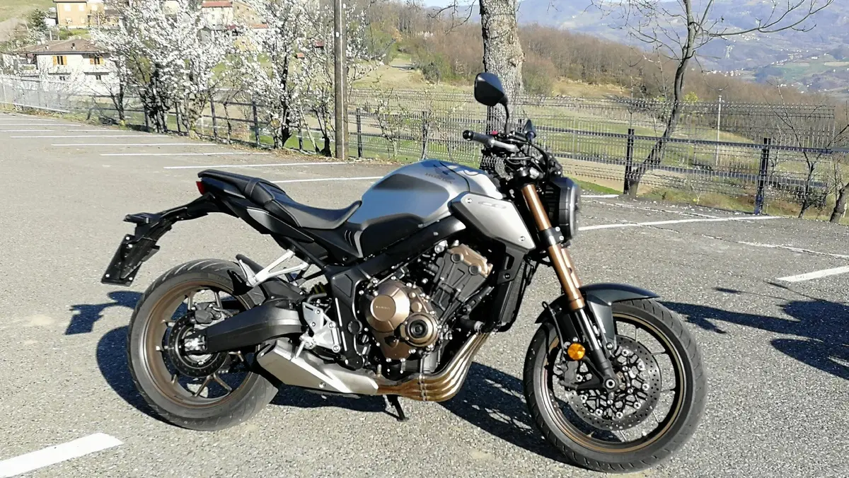 Honda CB650R vs Yamaha MT-07. Comparativa nude: 4 o 2 cilindri? (4)