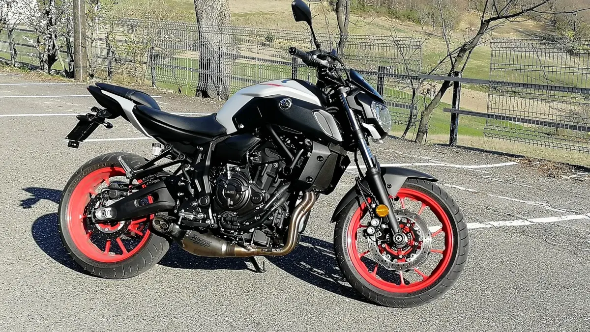 Honda CB650R vs Yamaha MT-07. Comparativa nude: 4 o 2 cilindri? (3)