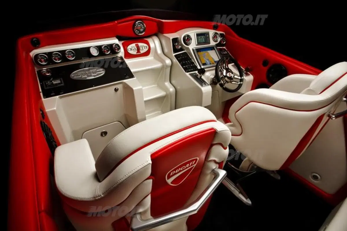 Ducati anche in mare: Cigarette Racing 42X Ducati Edition (5)
