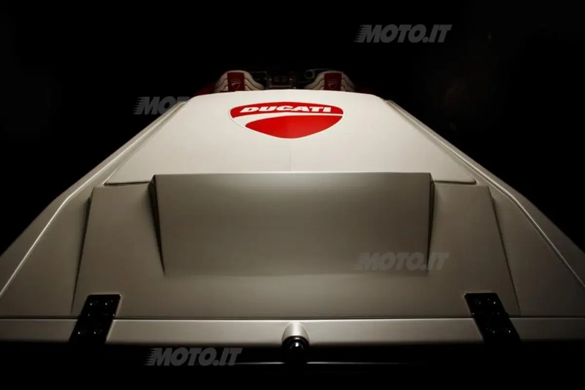 Ducati anche in mare: Cigarette Racing 42X Ducati Edition (6)